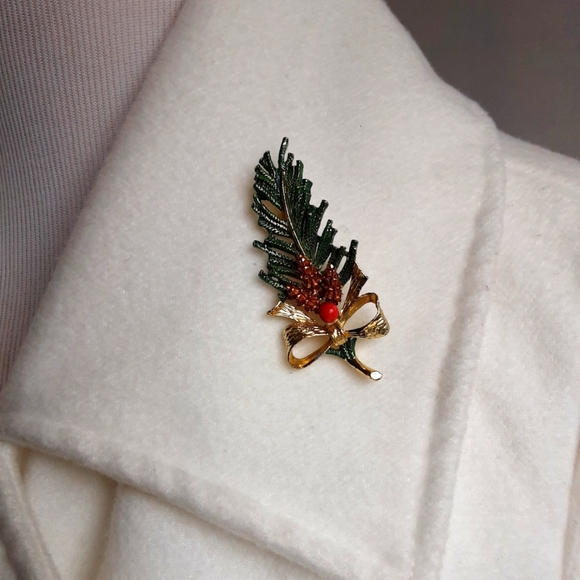 VTG GERRY'S GARLAND PINE CONES BOW BROOCH - Picture 2 of 5